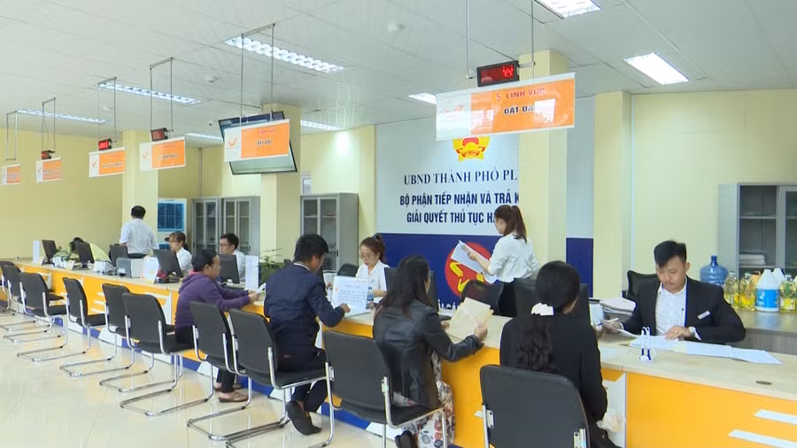 Người dân đến làm hồ sơ và nhận kết quả tại bộ phận 1 cửa thành phố Pleiku tại khu hành chính công của tỉnh. Ảnh Bá Bính