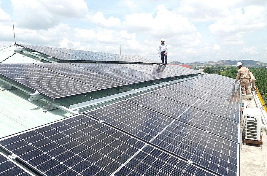 Thi công lắp đặt hệ thống điện mặt trời mái nhà ở huyện Đức Cơ. Ảnh: Hà Duy Thi công lắp đặt hệ thống điện mặt trời mái nhà ở huyện Đức Cơ. Ảnh: Hà Duy