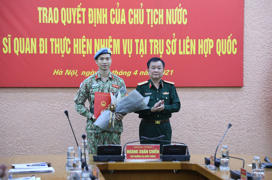 Thiếu tá Nguyễn Phúc Đông là sĩ quan thứ 3 của Việt Nam trúng tuyển vào làm việc tại trụ sở LHQ. Ảnh: T.L Thiếu tá Nguyễn Phúc Đông là sĩ quan thứ 3 của Việt Nam trúng tuyển vào làm việc tại trụ sở LHQ. Ảnh: T.L
