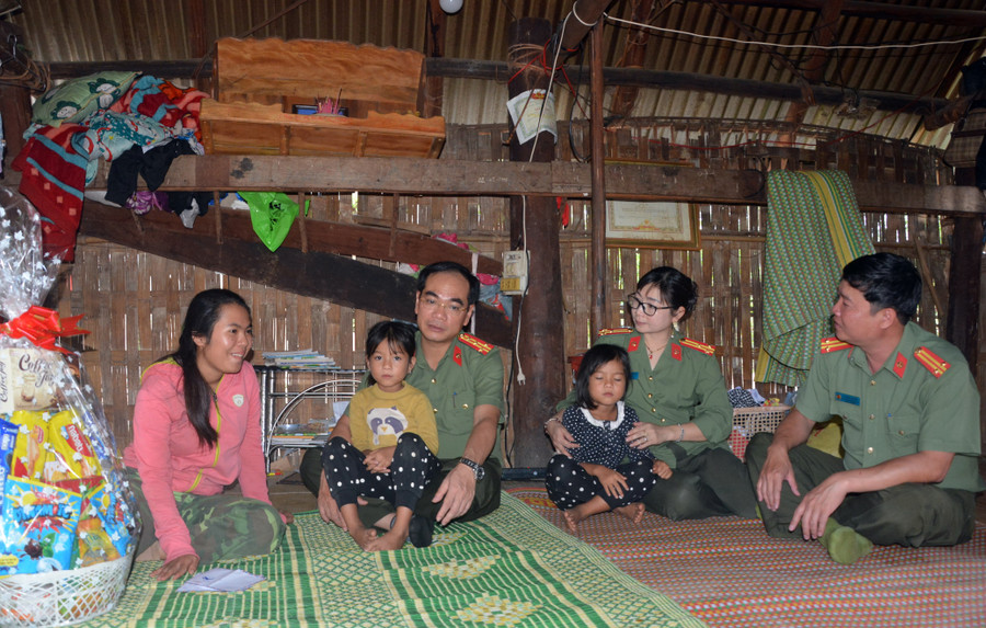  Đại tá Phạm Hữu Trường-Phó Bí thư Đảng ủy, Phó Giám đốc Công an tỉnh cùng đoàn công tác thăm hỏi động viên, tặng quà các cháu nhỏ- con ông Đinh Thoi tại Làng Hợp (thị trấn Kbang, huyện Kbang). Ảnh: Hạnh Nguyên