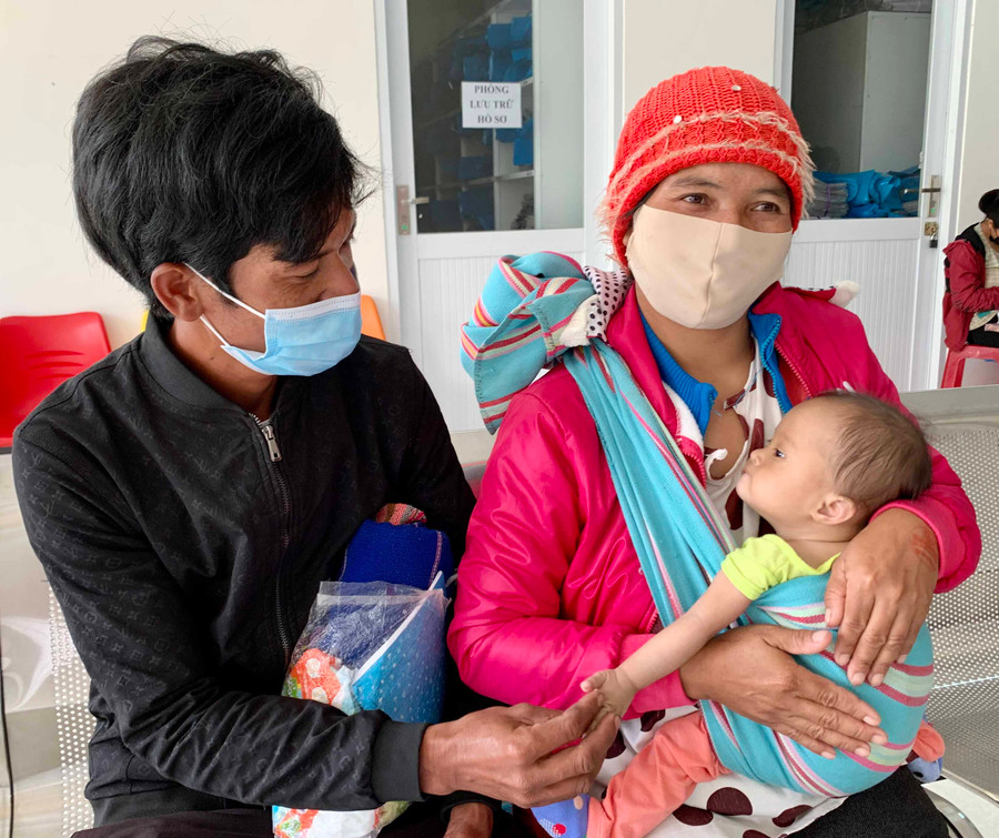 18-4-2021 Gia đình anh Khơr- làng Atur, xã Ayun, huyện Mang Yang chở con đến khám tại chương trình. Ảnh Như Nguyện
