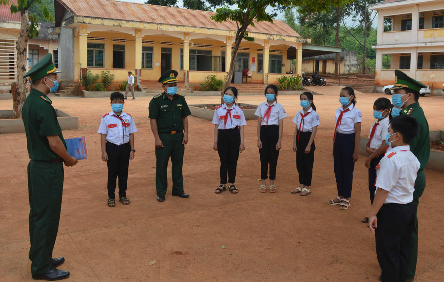 Cán bộ Đồn Biên phòng Ia Nan truyền đạt kiến thức về biên giới cho các em học sinh. Ảnh: Phương Dung