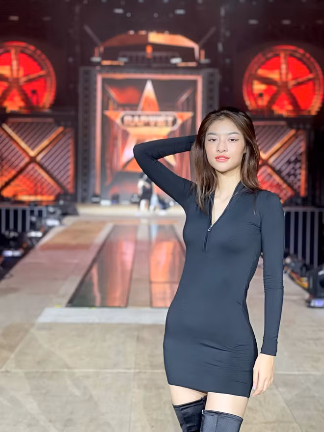 Kiều Loan diện trang phục ôm sát gợi cảm trong ngày tổng duyệt Rap Việt All Star Concert. ẢNH: NVCC