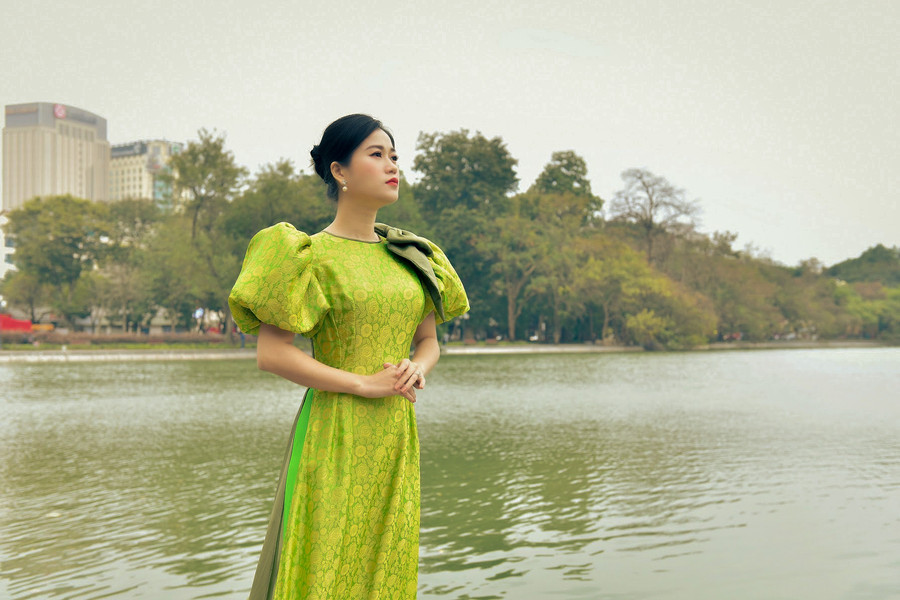 Những chiếc nơ bản to trên tay, vai giúp tăng điểm nhấn cho tổng thể bộ trang phục này.