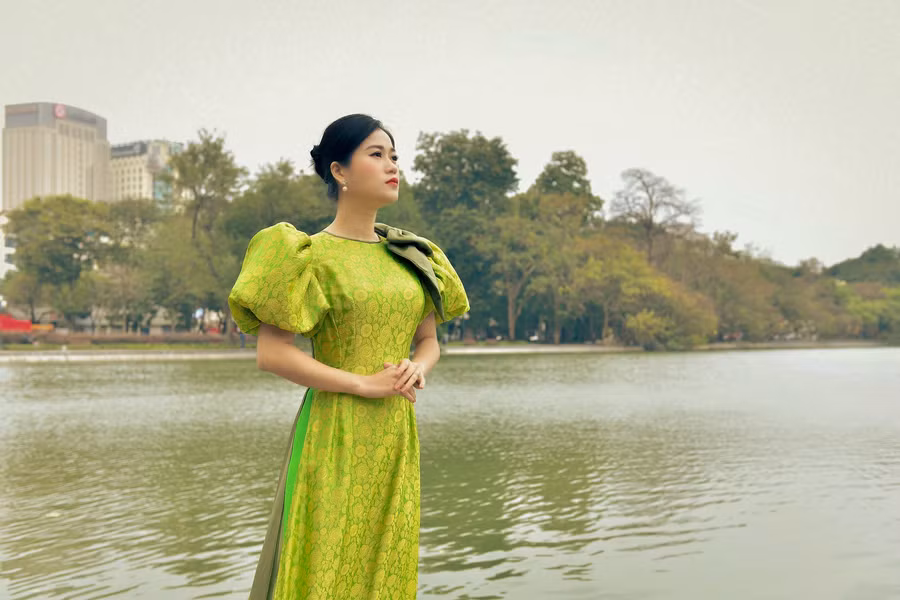 Những chiếc nơ bản to trên tay, vai giúp tăng điểm nhấn cho tổng thể bộ trang phục này.