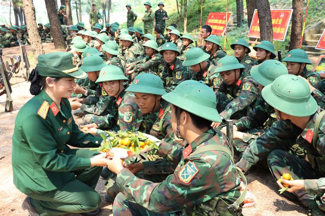 Mang trái cây giải nhiệt cho các cán bộ chiến sĩ sau những giờ tập luyện gian khổ. Ảnh: TRẦN TÌNH
