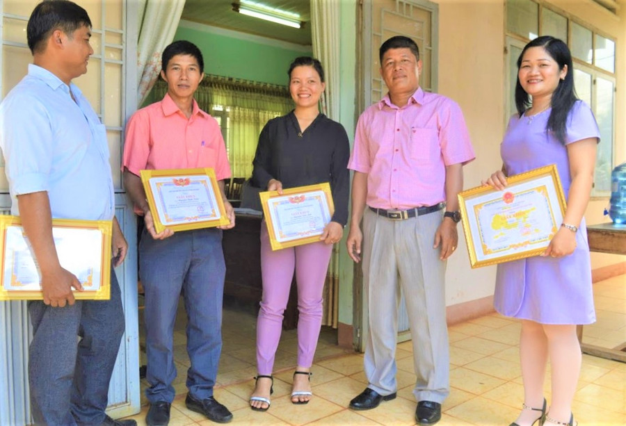 Lãnh đạo, cán bộ, đảng viên huyện Đak Đoa trao đổi nội dung phù hợp để học tập và làm theo Bác. Ảnh. Đinh Yến