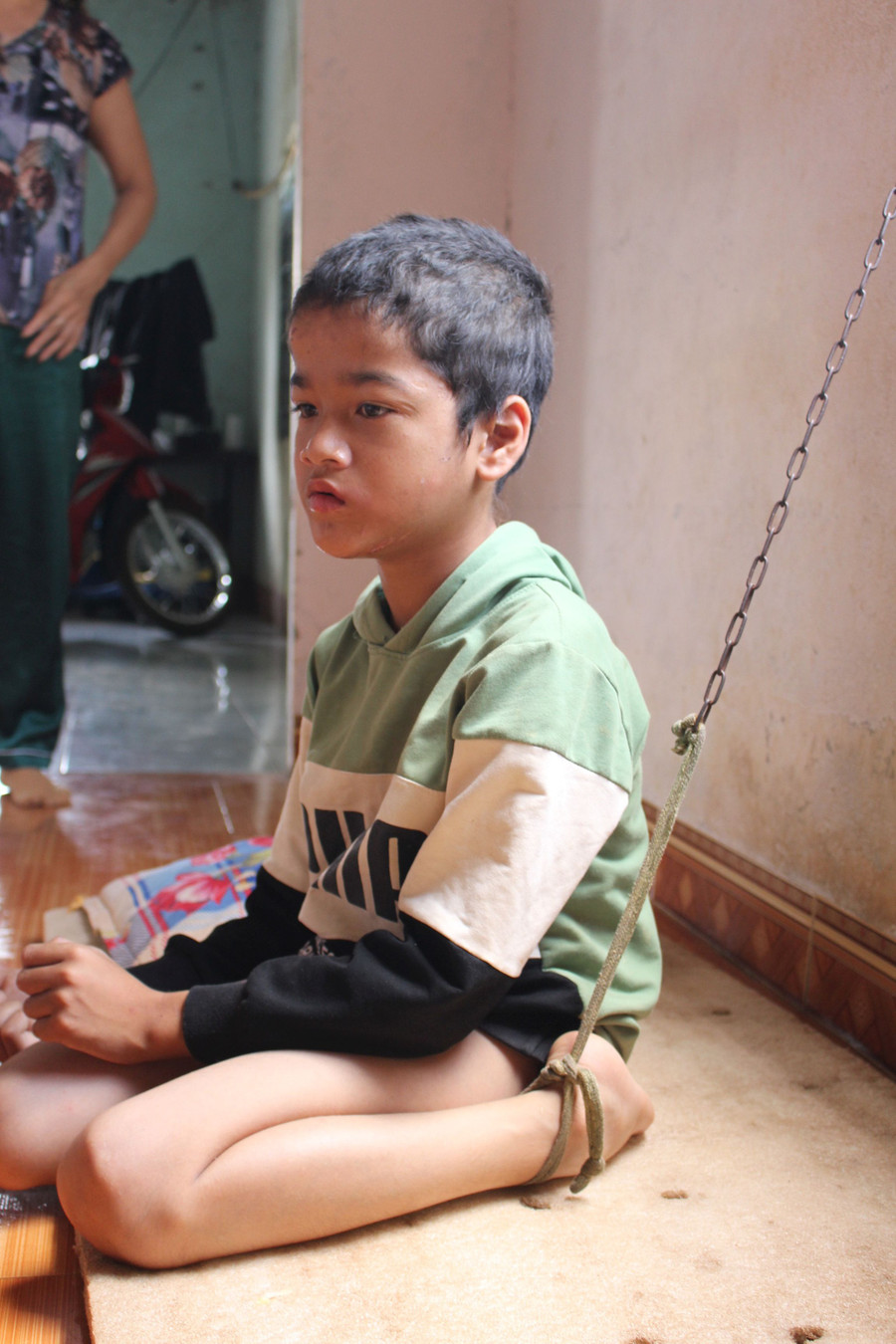 Chị H'Elle thường xuyên phải xích con để đi làm kiếm sống