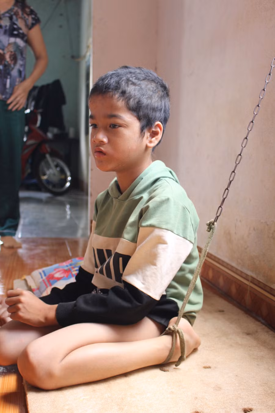 Chị H'Elle thường xuyên phải xích con để đi làm kiếm sống