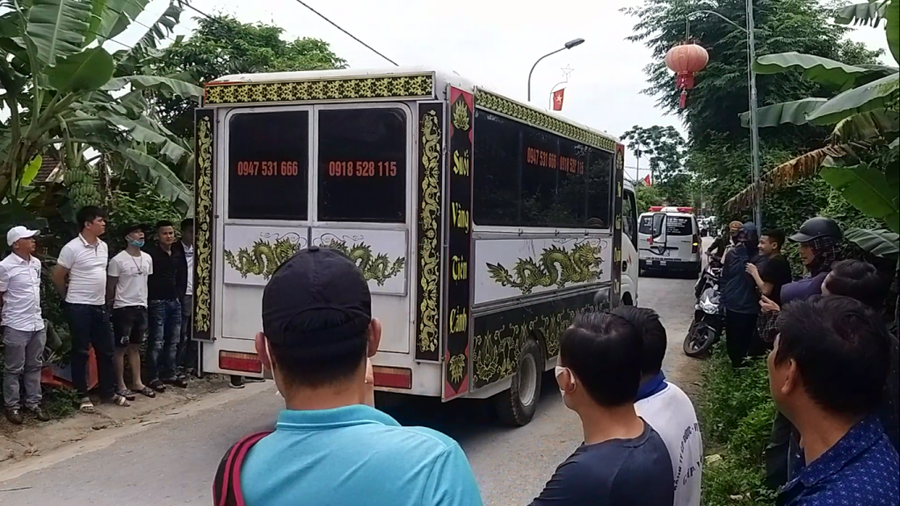 Xe chở thi thể nạn nhân di chuyển ra khỏi hiện trường- ẢNH K.HOAN Xe chở thi thể nạn nhân di chuyển ra khỏi hiện trường- ẢNH K.HOAN