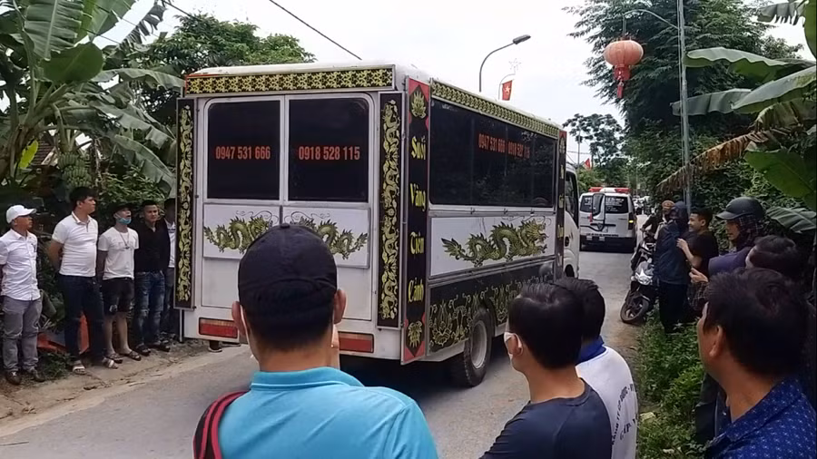 Xe chở thi thể nạn nhân di chuyển ra khỏi hiện trường- ẢNH K.HOAN