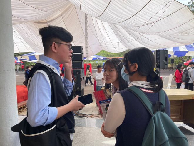 Học sinh thích thú nghe Minh chia sẻ bí quyết học đại học. Ảnh: NVCC