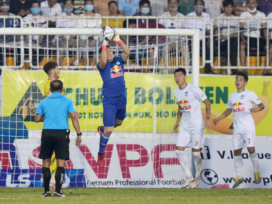 Thủ môn Huỳnh Tuấn Linh chính là chốt chặn an toàn của HAGL. Ảnh: ĐỘC LẬP