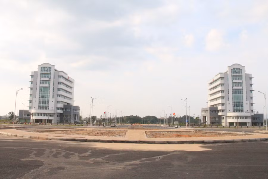 Hai tòa nhà hành chính mới của tỉnh Kon Tum vừa xảy ra sự cố tuột cáp thang máy. ẢNH: ĐỨC NHẬT