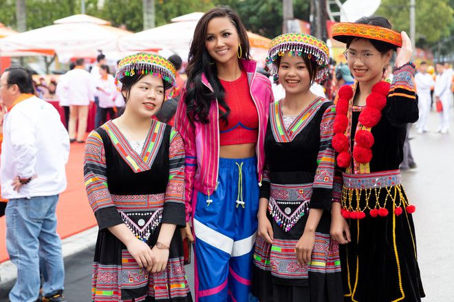 Cô thoải mái chụp ảnh cùng khán giả khi xuất hiện tại sự kiện. ẢNH: NVCC