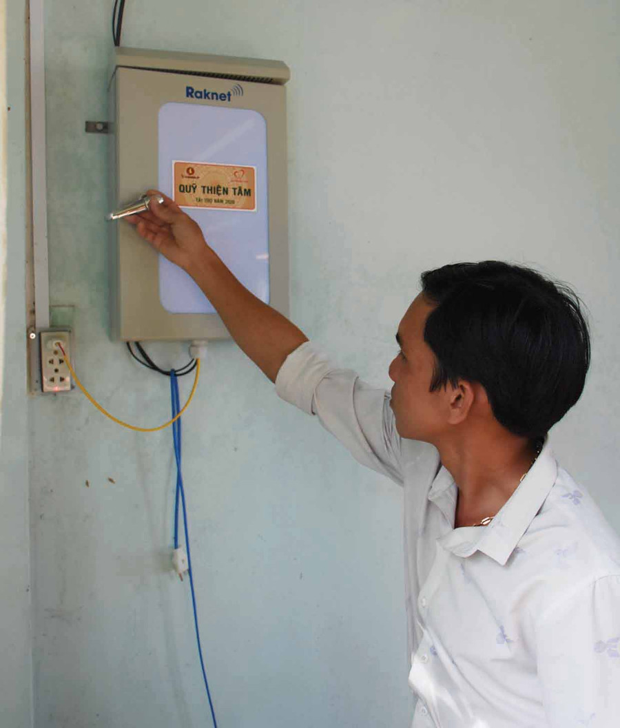 Hộp thiết bị của mô hình đài truyền thanh thông minh rất nhỏ gọn so với những mô hình cũ. Ảnh: Lam Nguyên Hộp thiết bị của mô hình truyền thanh thông minh rất nhỏ gọn so với những mô hình cũ. Ảnh: Lam Nguyên