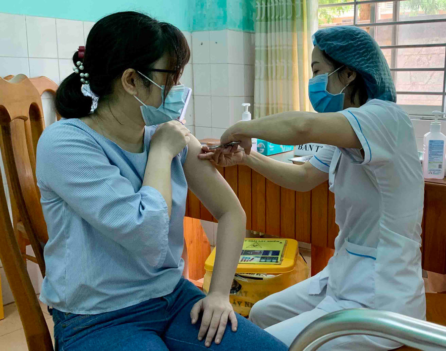 Tiêm vắc xin phòng Covid-19 cho cán bộ, nhân viên y tế Bệnh viện Đa khoa tỉnh sáng 2-4. Ảnh: Như Nguyện