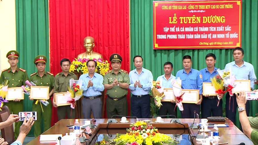 Thiếu tướng Rah Lan Lâm-Giám đốc Công an tỉnh và lãnh đạo Công ty TNHH một thành viên Cao su Chư Prông trao thưởng cho các tập thể, cá nhân. Ảnh: Nguyễn Hữu Thiếu tướng Rah Lan Lâm-Ủy viên Ban Thường vụ Tỉnh ủy, Bí thư Đảng ủy, Giám đốc Công an tỉnh và lãnh đạo Công ty TNHH một thành viên Cao su Chư Prông trao thưởng cho các tập thể và cá nhân. Ảnh: Nguyễn Hữu