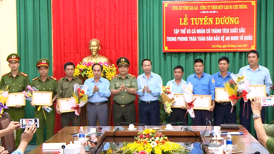 Thiếu tướng Rah Lan Lâm-Ủy viên Ban Thường vụ Tỉnh ủy, Bí thư Đảng ủy, Giám đốc Công an tỉnh và lãnh đạo Công ty TNHH một thành viên Cao su Chư Prông trao thưởng cho các tập thể và cá nhân. Ảnh: Nguyễn Hữu