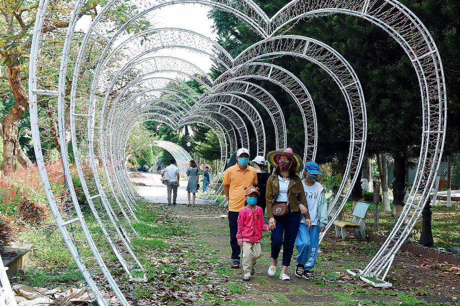 Người dân tham quan Đền thờ Quốc Tổ Hùng Vương tại Công viên Đồng Xanh (TP. Pleiku).