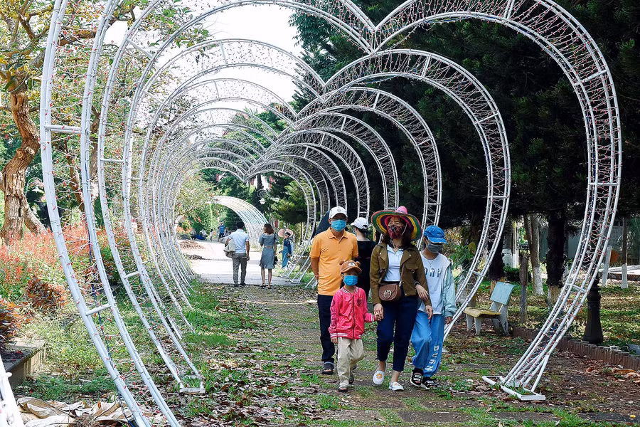 Người dân tham quan Đền thờ Quốc Tổ Hùng Vương tại Công viên Đồng Xanh (TP. Pleiku).