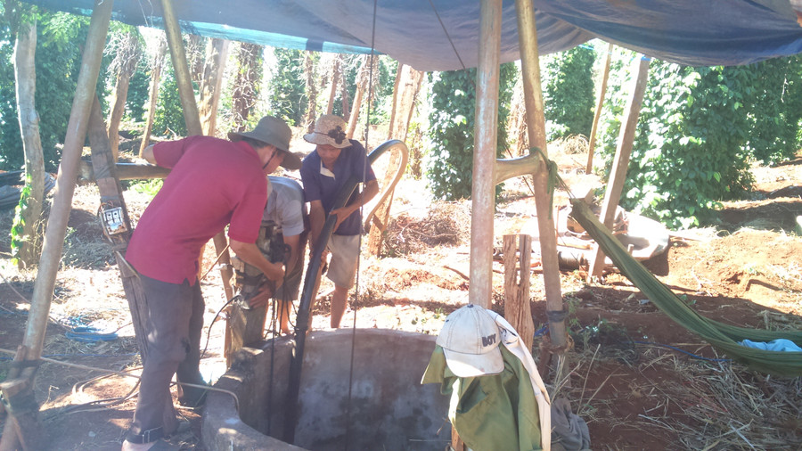 Khoan giếng lấy nước trồng rừng. Ảnh: Quang Tấn