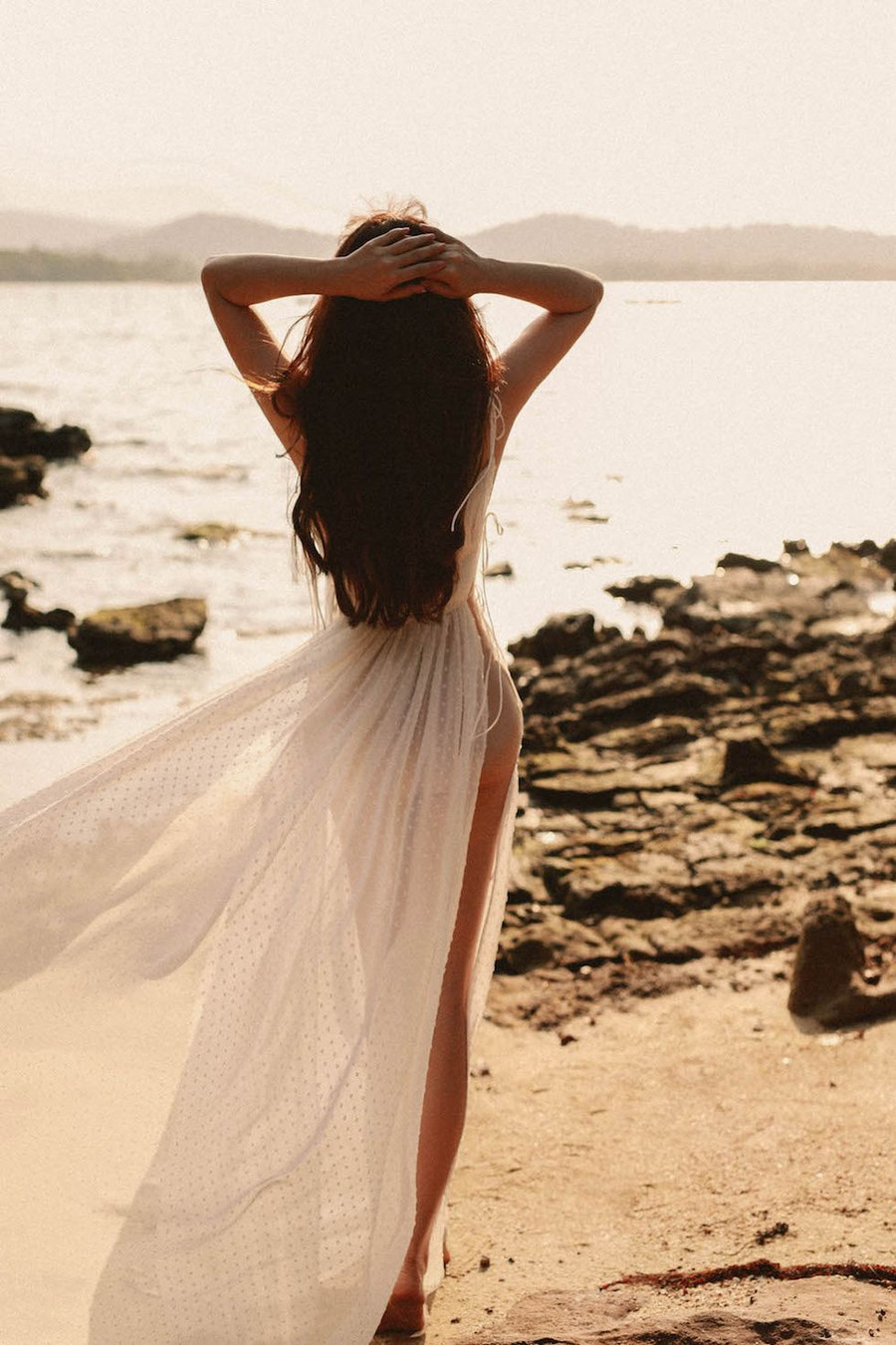 Trang phục xuyên thấu trắng tinh khôi giúp bà mẹ ba con tôn làn da trắng sứ và vóc dáng nóng bỏng. ẢNH: NVCC