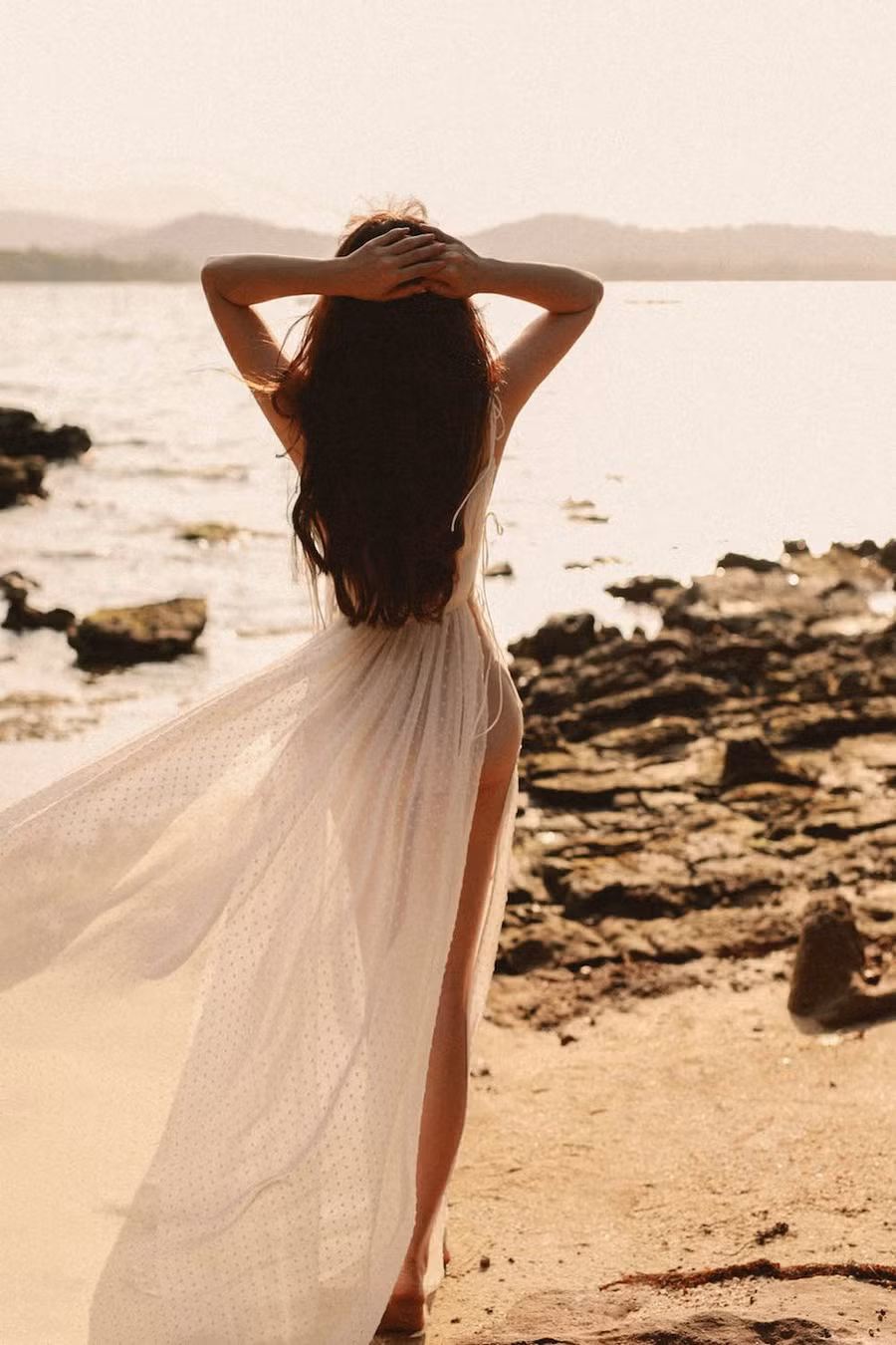 Trang phục xuyên thấu trắng tinh khôi giúp bà mẹ ba con tôn làn da trắng sứ và vóc dáng nóng bỏng. ẢNH: NVCC