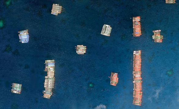 Một góc đội hình tàu Trung Quốc đang "tránh bão" ở gần đá Ba Đầu, ảnh chụp qua vệ tinh ngày 21-3. Ảnh: Maxar Technologies Một góc đội hình tàu Trung Quốc đang