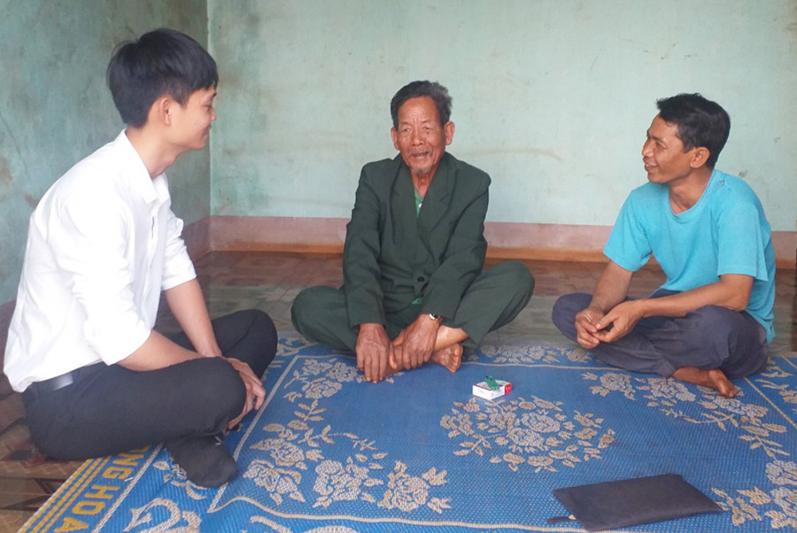 Già làng Siu Nhíp (ngồi giữa) trao đổi kinh nghiệm trong công tác hòa giải. Ảnh: Hồng Thương  Già làng Siu Nhíp (ngồi giữa) trao đổi kinh nghiệm trong công tác hòa giải. Ảnh: Hồng Thương