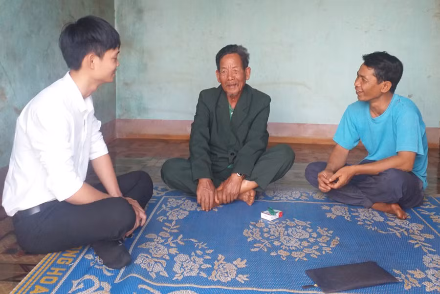 Già làng Siu Nhíp (ngồi giữa) trao đổi kinh nghiệm trong công tác hòa giải. Ảnh: Hồng Thương Già làng Siu Nhíp (ngồi giữa) trao đổi kinh nghiệm trong công tác hòa giải. Ảnh: Hồng Thương