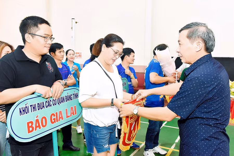 Đồng chí Huỳnh Thế Mạnh-Ủy viên Ban Thường vụ, Trưởng Ban Tuyên giáo Tỉnh ủy trao cờ lưu niệm cho các đoàn VĐV tham gia hội thi. Ảnh: Phương Linh