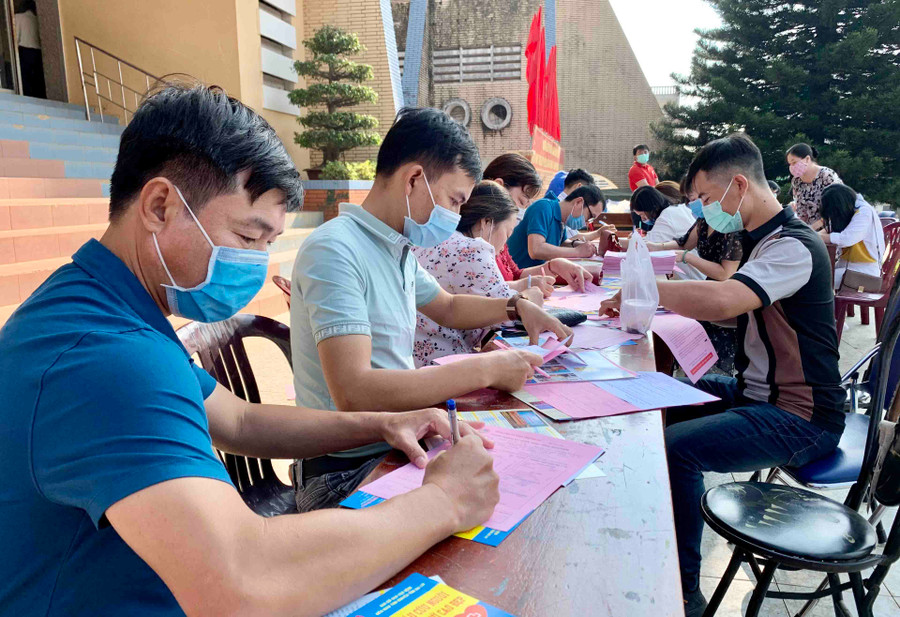 Người dân đăng ký tham gia hiến máu tình nguyện. Ảnh: Như Nguyện Người dân đăng ký tham gia hiến máu tình nguyện. Ảnh: Như Nguyện