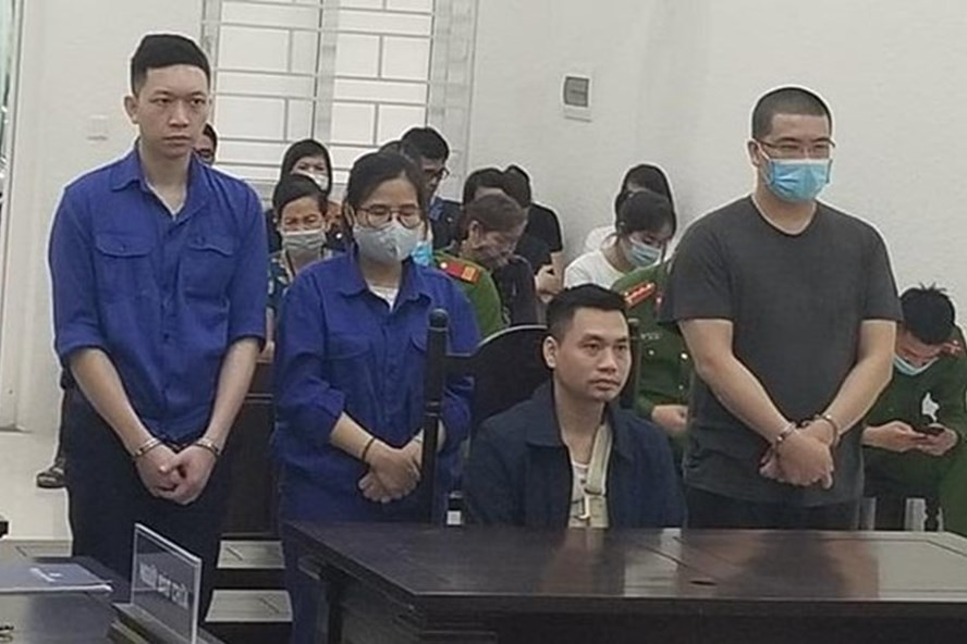 4 bị cáo trong vụ án mua bán trang phục phòng dịch COVID-19 giả. Ảnh: V.Dũng. 4 bị cáo trong vụ án mua bán trang phục phòng dịch COVID-19 giả. Ảnh: V.Dũng.