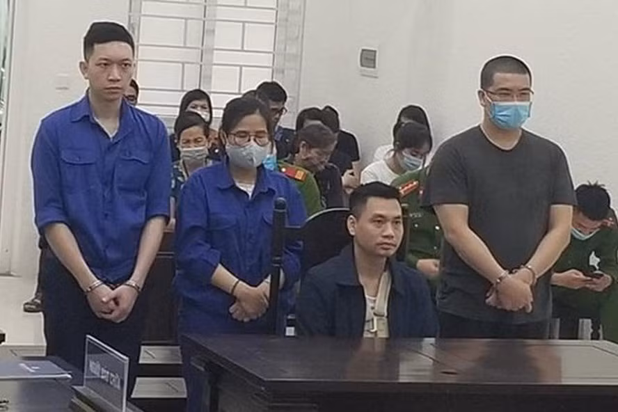 4 bị cáo trong vụ án mua bán trang phục phòng dịch COVID-19 giả. Ảnh: V.Dũng.