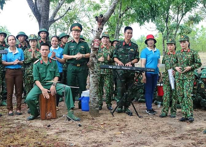  Chương trình tiếp sức mùa thao trường đã mnag đến những giây phút thư giãn, thoải mái cho cán bộ, chiến sĩ sau giờ huấn luyện. Ảnh: Minh Châu