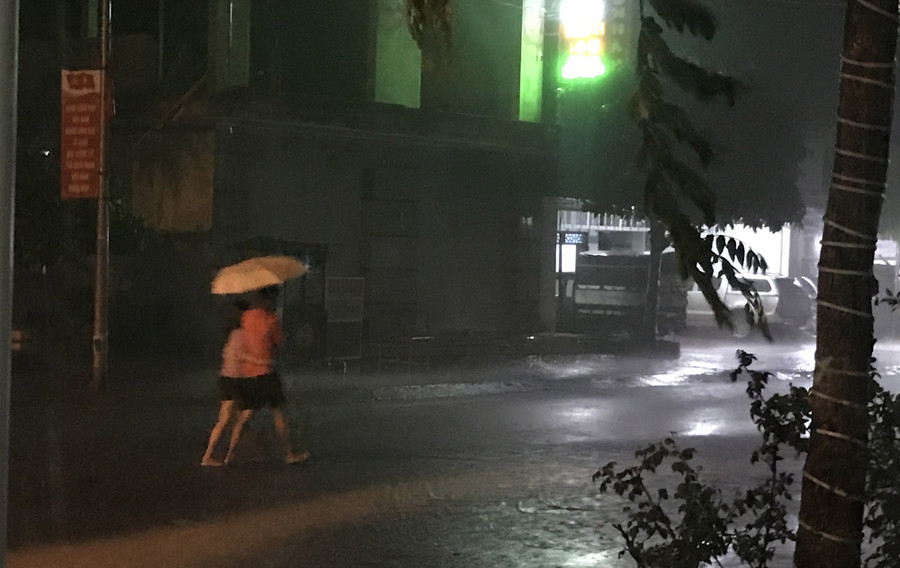 Mưa lớn xuất hiện trên địa bàn Ea Súp tối 19/4.