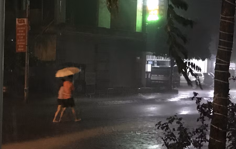 Mưa lớn xuất hiện trên địa bàn Ea Súp tối 19/4.