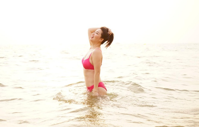 Lê Khánh tự tin khoe dáng trên biển với bikini. ẢNH: FBNV
