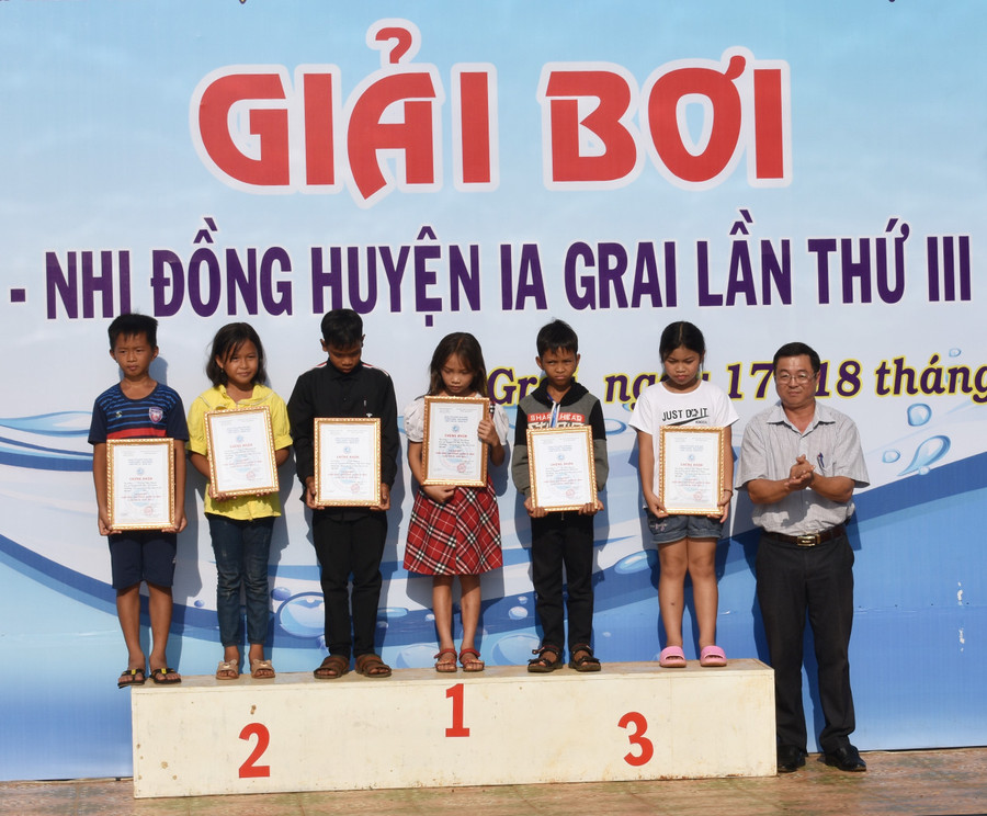 Ban tổ chức trao giải cho các vận động viên có thành tích xuất sắc. Ảnh: Phan Thương