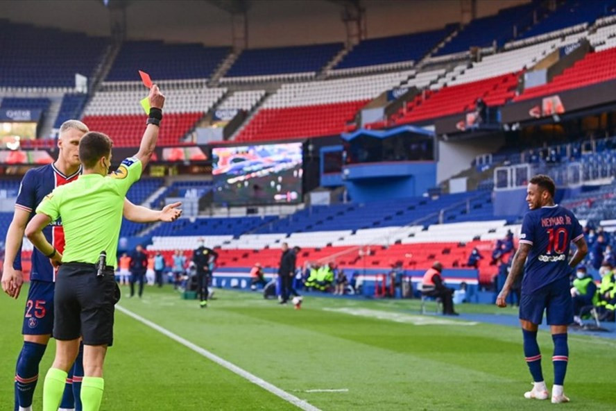 Neymar lại cho thấy sự thất thường của mình cả trên sân cỏ lẫn suy nghĩ. Ảnh: AFP