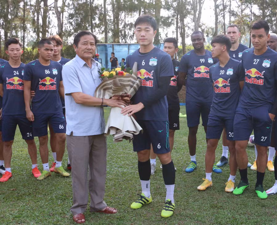 Giám đốc Sở Văn hóa-Thể thao và Du lịch tặng hóa chúc mừng đội trưởng Xuân Trường và các đồng đội