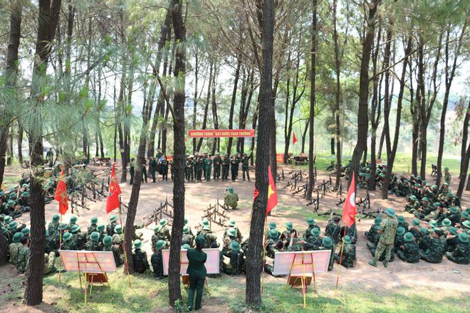 Giao lưu văn nghệ vòng tròn giữa thao trường. Ảnh: TRẦN TÌNH