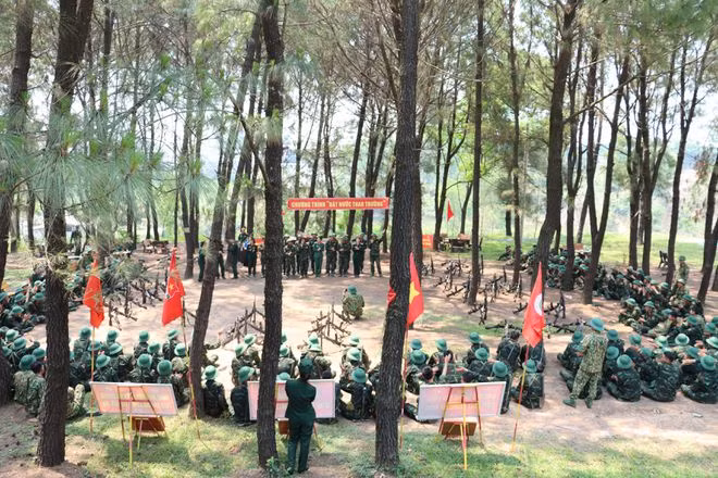 Giao lưu văn nghệ vòng tròn giữa thao trường. Ảnh: TRẦN TÌNH