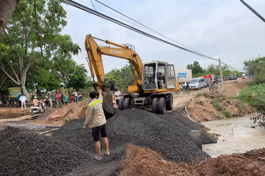 Đơn vị thi công đang gấp rút khắc phục hiện trường.Ảnh.Vũ Chi