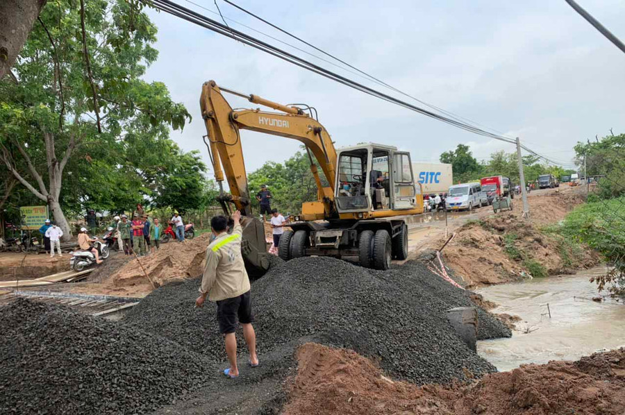 Đơn vị thi công đang gấp rút khắc phục hiện trường.Ảnh.Vũ Chi