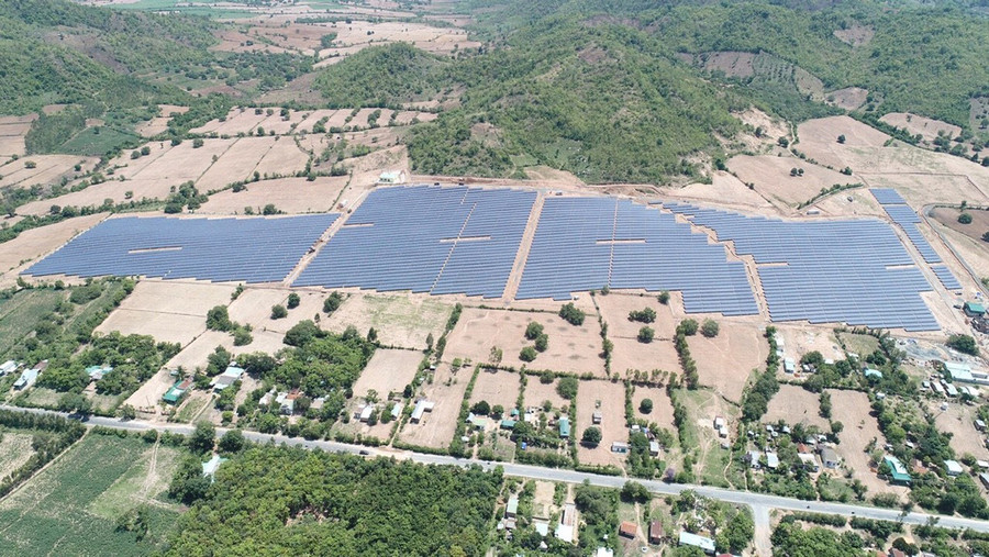 Dự án Nhà máy Điện mặt trời Chư Ngọc-EVN Licogi 16, giai đoạn 1 có công suất 15 MWp của doanh nghiệp TP. Hồ Chí Minh đã hoàn thành và đi vào hoạt động từ tháng 6-2019. Ảnh: Minh Triều Dự án Nhà máy Điện mặt trời Chư Ngọc-EVN Licogi 16, giai đoạn 1 có công suất 15 MWp của doanh nghiệp TP. Hồ Chí Minh đã hoàn thành và đi vào hoạt động từ tháng 6-2019. Ảnh: Minh Triều