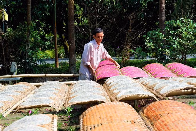 Mỗi ngày có khoảng 100 chiếc bánh thanh long “ra lò