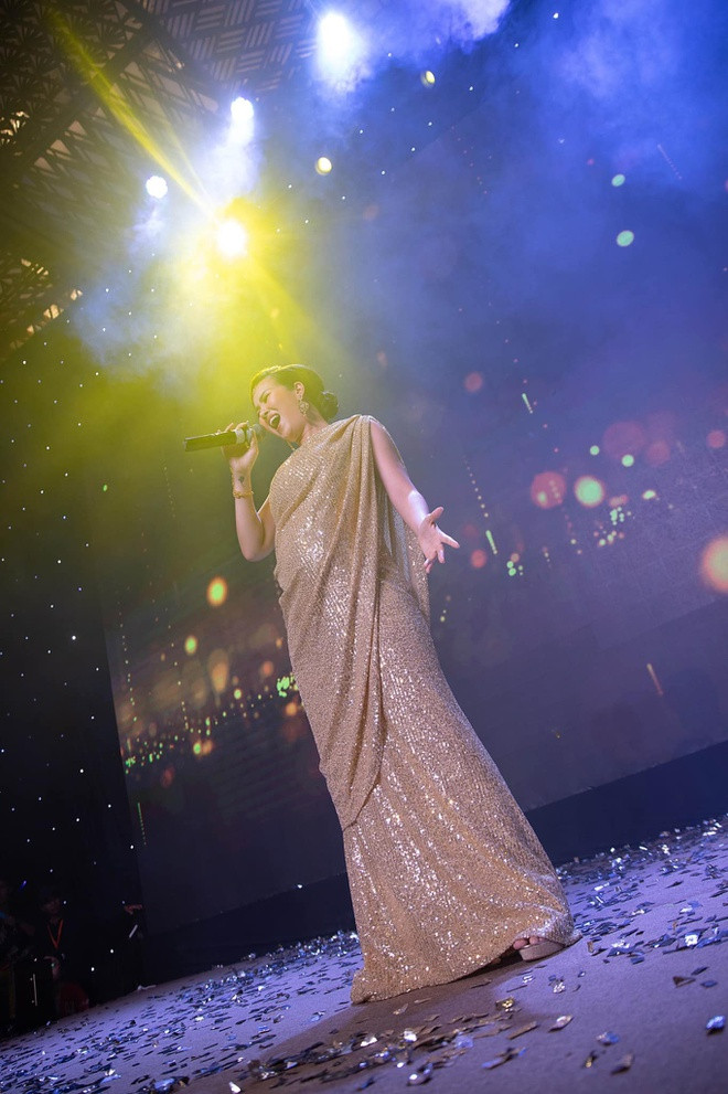 Dù đã ở những tháng cuối của thai kì nhưng Võ Hạ Trâm vẫn hát rất “sung” và đầy nội lực. ẢNH: FBNV