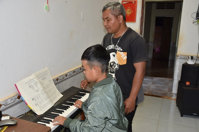 Niềm đam mê, ước vọng của anh y ploi gửi vào từng tiếng đàn cho những đứa trẻ qua những buổi dạy miễn phí.